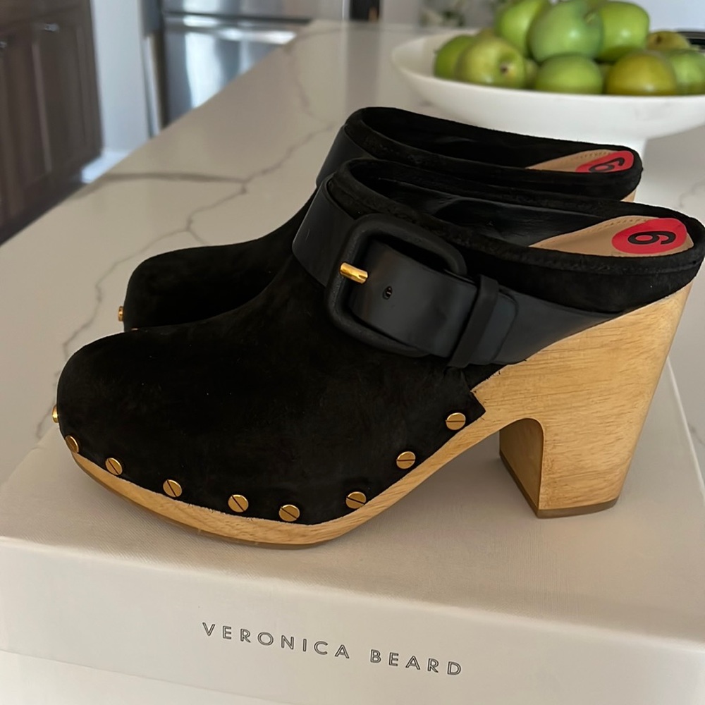 Verónica Beard black suede clogs